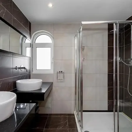 Stunning 5 Bedroom Albufeira