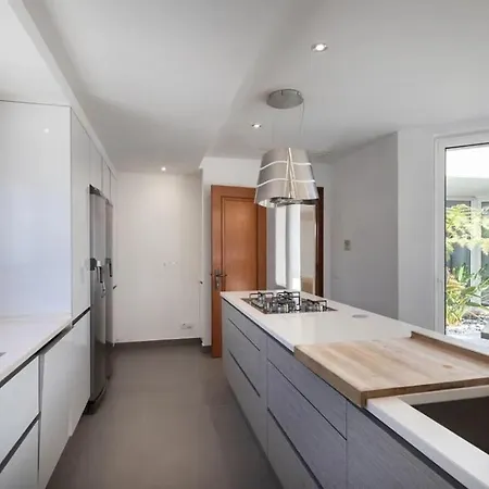 Stunning 5 Bedroom *